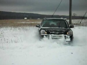 Спасатели осуществили перевозки пассажирки автомобиля, застрявшую в снегу, в пункт обогрева